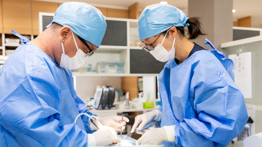 日本口腔インプラント学会の専門医が2人在籍