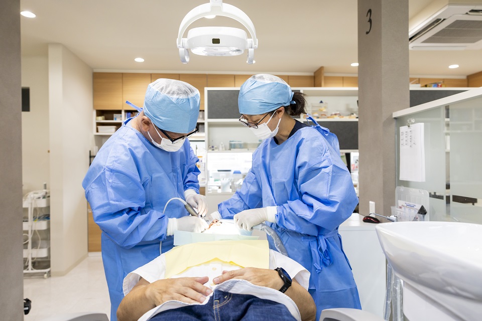 2人の専門医による手術